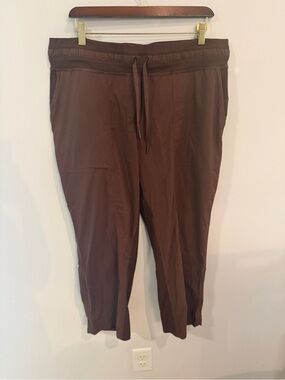 Lululemon Dance Studio Size 14 NWOT 25” in Brown